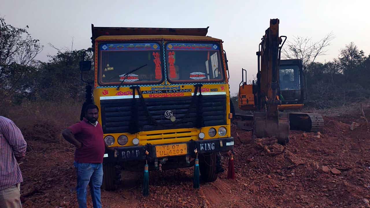 Keshampet | అరకొర అనుమతులతో కొండంత ఆక్రమణ.. మట్టి టిప్పర్లను నిలిపివేసిన సంగెం గ్రామ రైతులు
