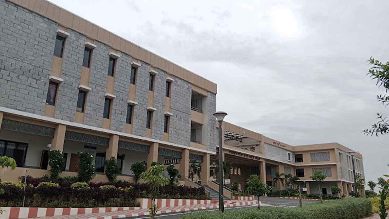 Jangaon Collectorate | జనగామ కలెక్టరేట్‌లో 30 మంది ఉద్యోగులకు షోకాజ్ నోటీసులు