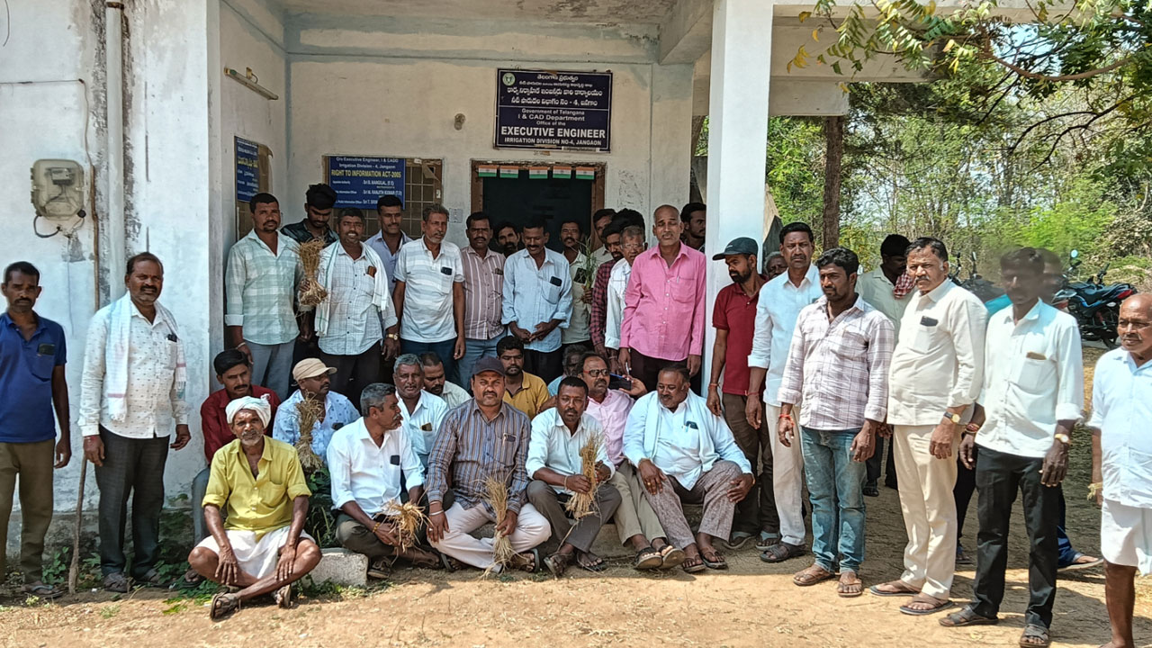 Godavari | గోదావరి జలాలు విడుదల చేయాలని ఇరిగేషన్ కార్యాలయం ముందు రైతుల ధర్నా
