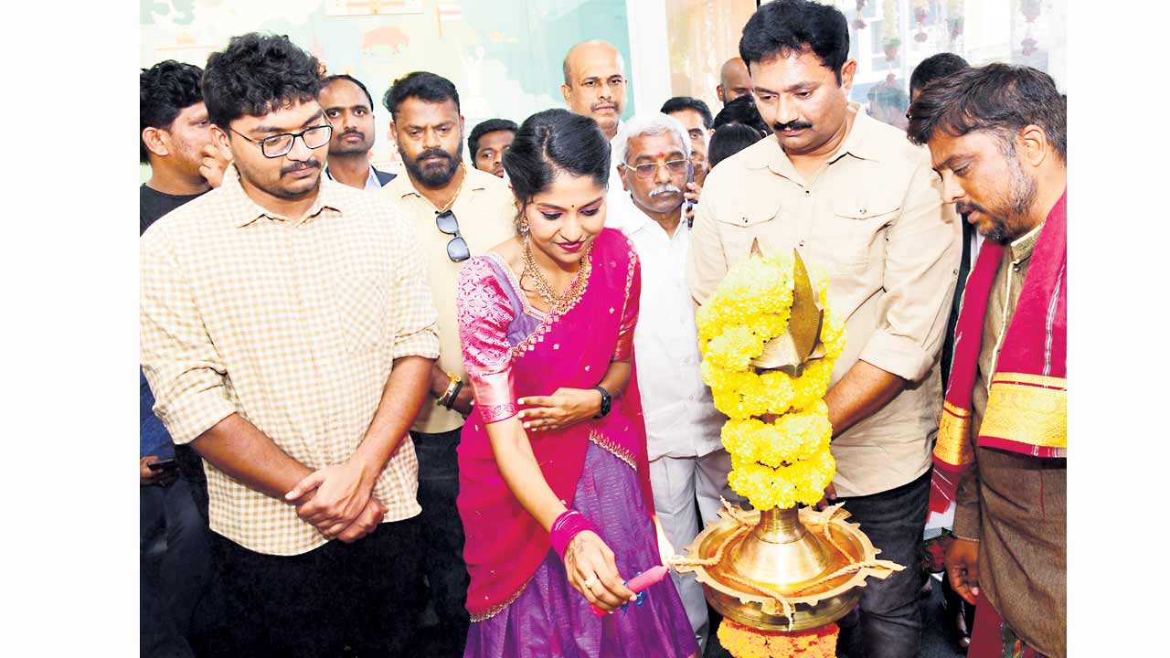 కరీంనగర్‌లో ఆర్‌వీ టూర్స్‌ అండ్‌ ట్రావెల్స్‌