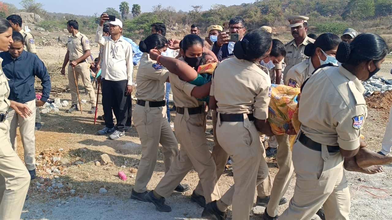 Jawahar Nagar | జవహర్‌నగర్‌లో పేదల ఇండ్లపైకి బుల్డోజర్లు.. ఇంట్లో నుంచి బయటకు లాక్కొచ్చి మరీ కూల్చివేతలు