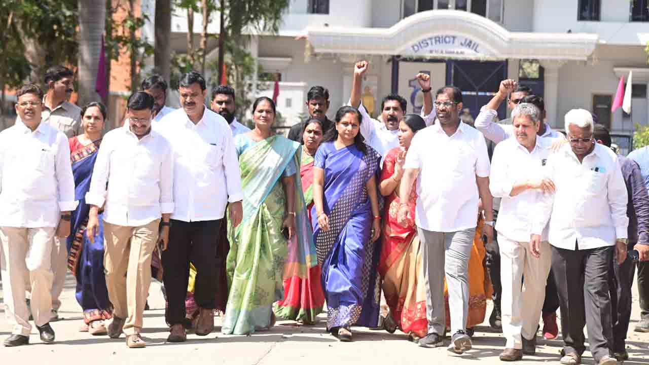 ప్రభుత్వాన్ని ప్రశ్నిస్తే అక్రమ కేసులా?