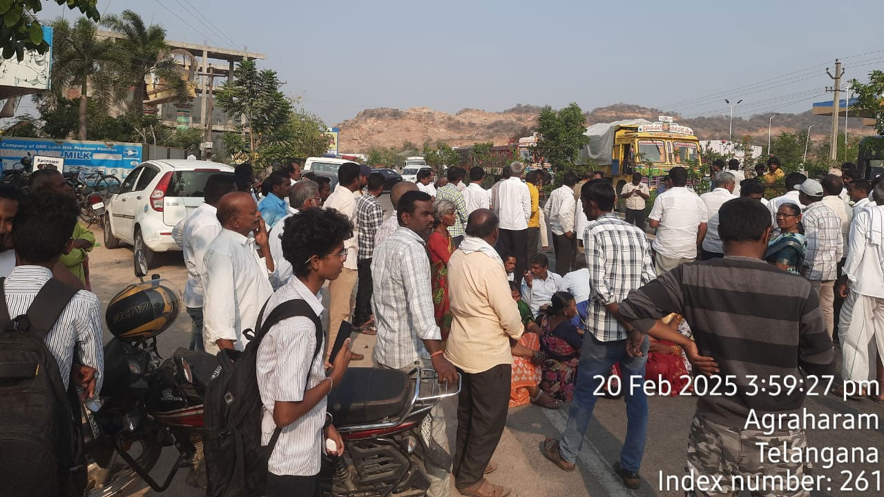 Karimnagar Dairy | కరీంనగర్ డెయిరీ సీజ్.. ర‌హ‌దారిపై పాడి రైతుల ధ‌ర్నా