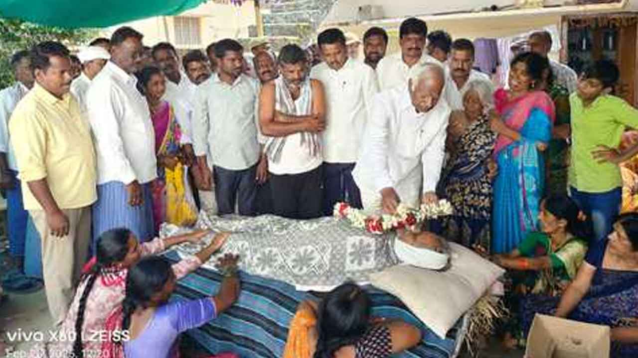 MLA Kadiyam | మాజీ సర్పంచ్ కుటుంబాన్ని పరామర్శించిన ఎమ్మెల్యే కడియం శ్రీహరి