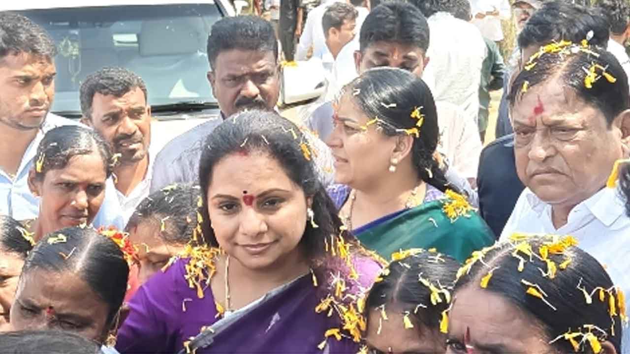 MLC Kavitha | మరిపెడలో ఎమ్మెల్సీ కవితకు ఘన స్వాగతం పలికిన బీఆర్ఎస్ శ్రేణులు