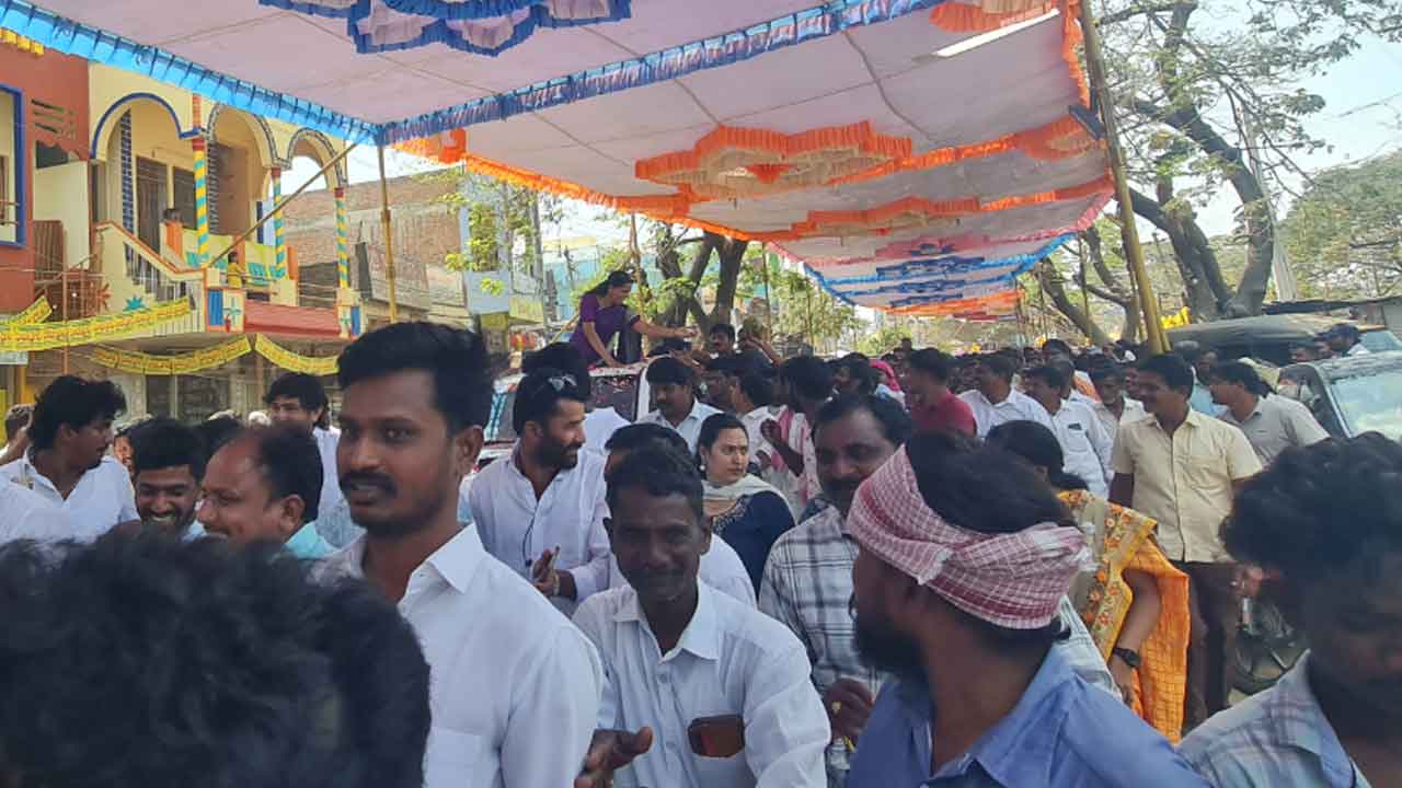 MLC Kavitha | కురవి వీరభద్రస్వామిని దర్శించుకున్న ఎమ్మెల్సీ కవిత