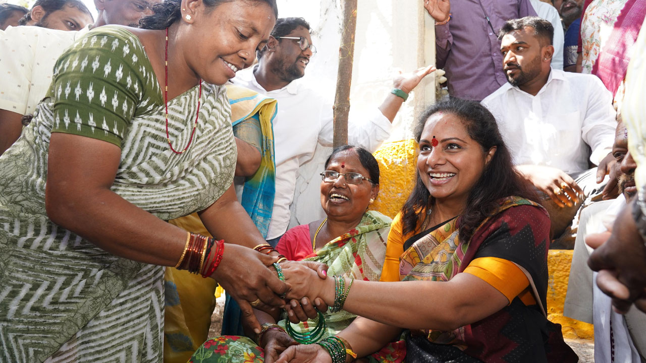 MLC Kavitha | ఎమ్మెల్సీ క‌విత‌కు అపురూపంగా గాజులు తొడిగిన పూస‌లక్క‌