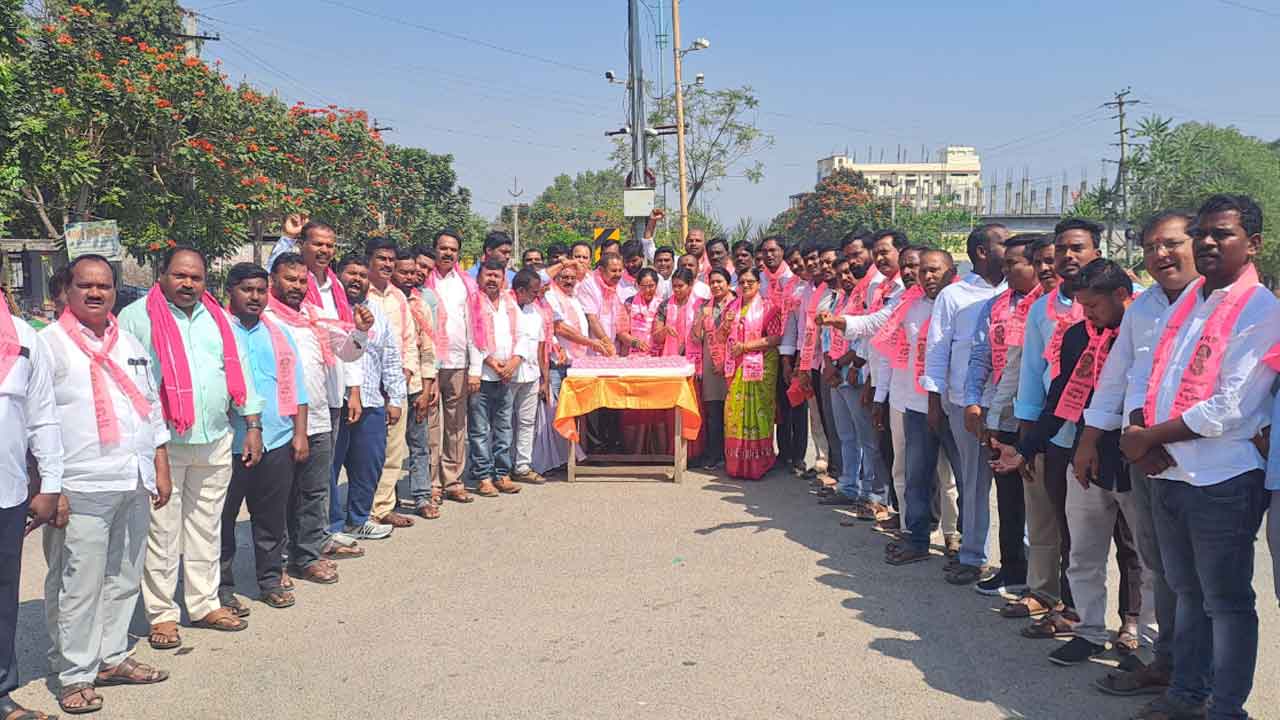 KCR | తంగళ్లపల్లిలో ఘనంగా కేసీఆర్‌ జన్మదిన వేడుకలు.. మొక్కలు నాటిన బీఆర్‌ఎస్‌ నాయకులు