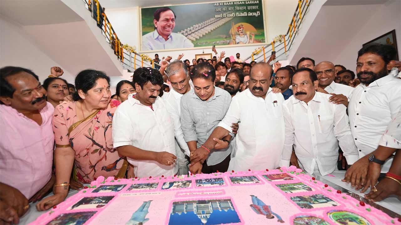 KCR | తెలంగాణ భవన్‌లో కేసీఆర్‌ జన్మదిన వేడుకలు.. కేక్‌ కట్‌ చేసిన కేటీఆర్‌, హరీశ్‌రావు