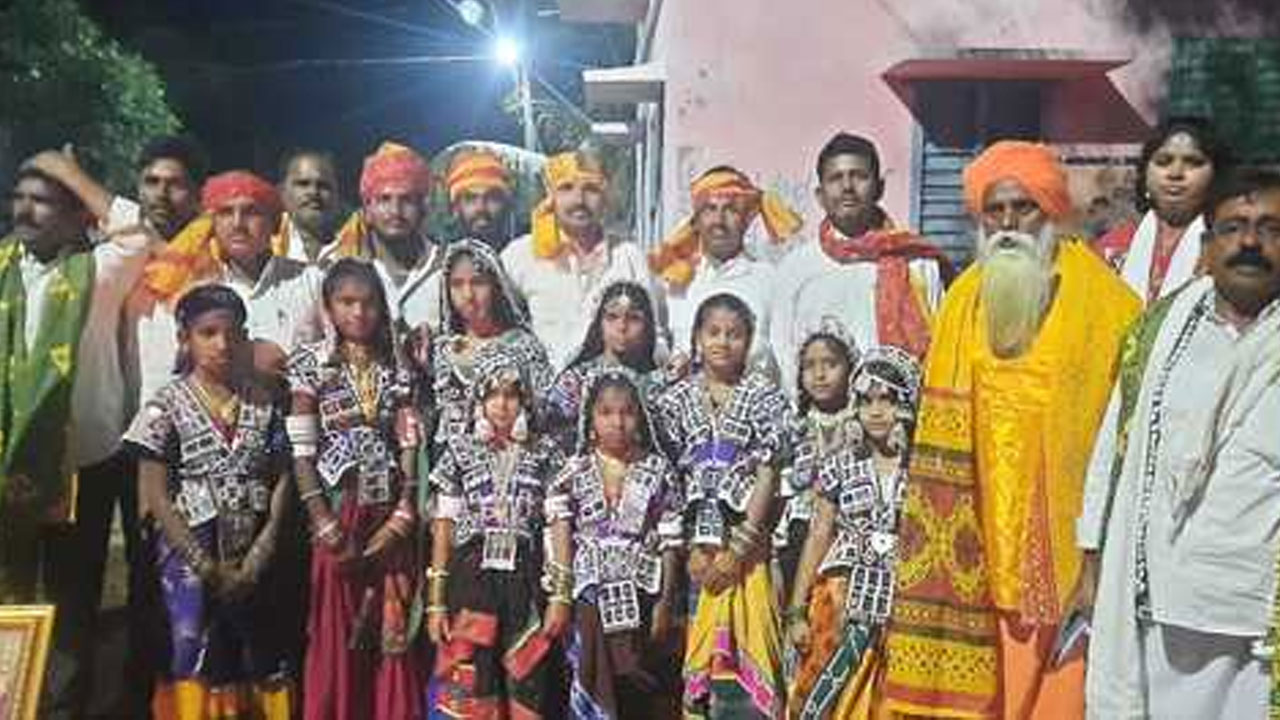 Kollapur | కేంద్ర, రాష్ట్ర ప్రభుత్వాలు గిరిజనులకు ఇచ్చిన హామీలను నెరవేర్చాలి..