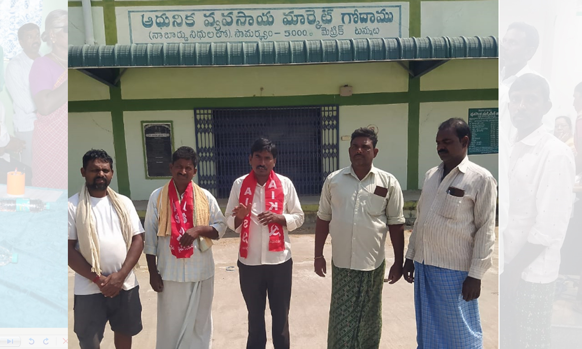 వేరుశనగ కొనుగోలు కేంద్రాన్ని ఏర్పాటు చేయాలని రైతుల నిరసన