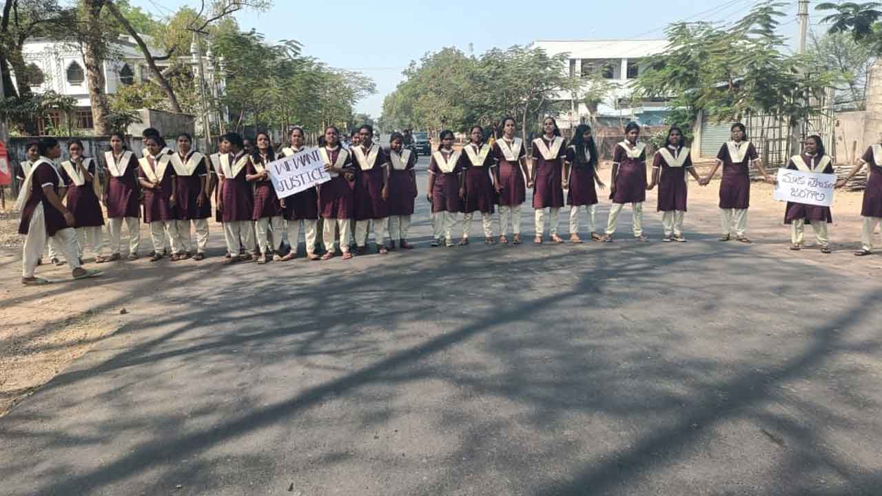 Korutla | సమస్యలు పరిష్కరించాలని రోడ్డెక్కిన విద్యార్థులు