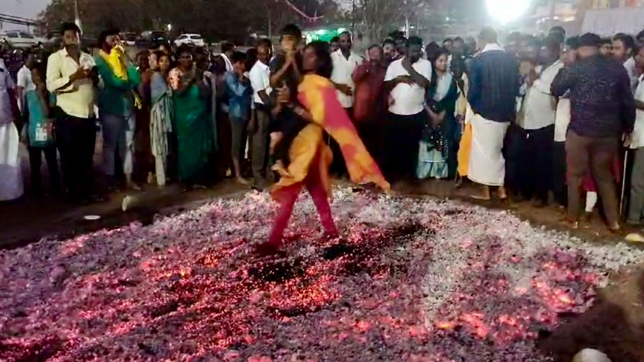 Kothagattu | కొత్తగట్టులో అగ్ని గుండాలపై నడిచిన భక్తులు