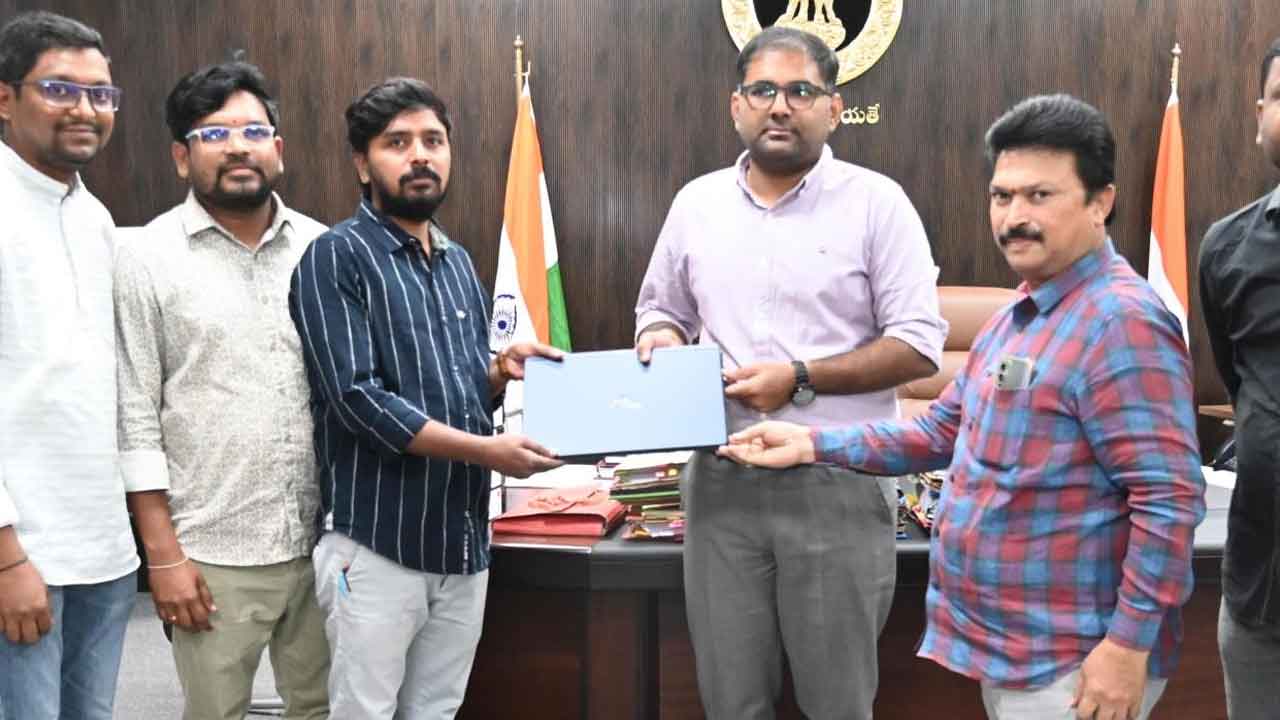 Surveyors | సర్వేయర్లు పని తీరు మెరుగుపర్చుకోవాలి : కలెక్టర్‌ కోయ శ్రీ హర్ష