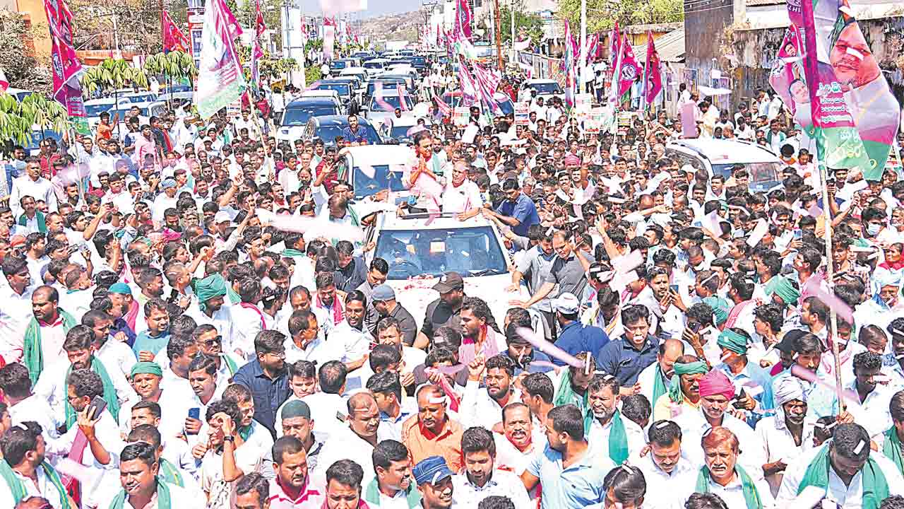 నూతనోత్తేజం.. షాబాద్‌, ఆమనగల్లులో జరిగిన దీక్షలతో బీఆర్‌ఎస్‌ శ్రేణుల్లో రెట్టింపు ఉత్సాహం