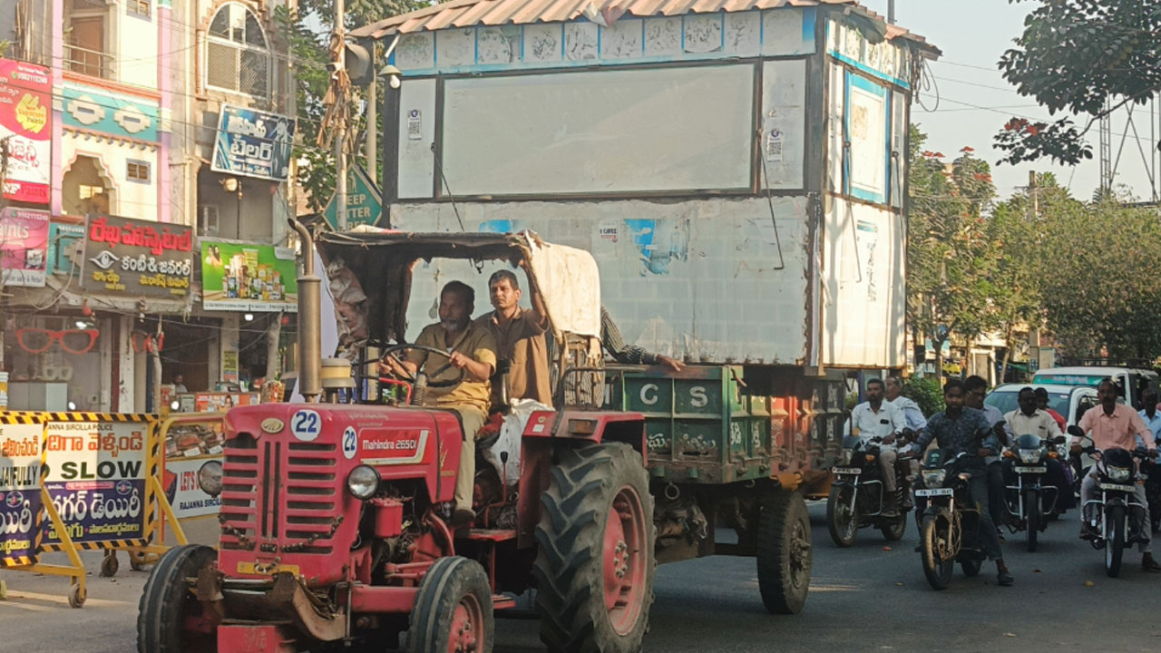 KTR Tea Stall | కేటీఆర్ టీ స్టాల్ ఎత్తివేత.. ట్రాక్ట‌ర్‌లో త‌ర‌లించిన మున్సిప‌ల్ అధికారులు