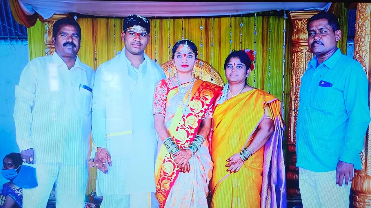 ఇంట్లో నుంచి గెంటేసిన భర్త.. అత్తగారింటి ముందే బైఠాయించిన భార్య