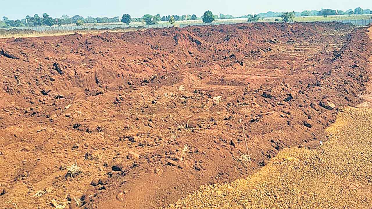 బెదిరిస్తూ..ఆక్రమిస్తూ..