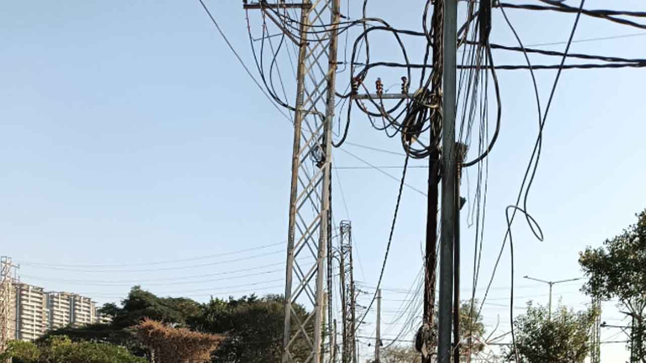 Street lights | వీధి దీపాల నిర్వహణలో అలసత్వం.. చీకట్లో ఇబ్బందులు పడుతున్న జనం