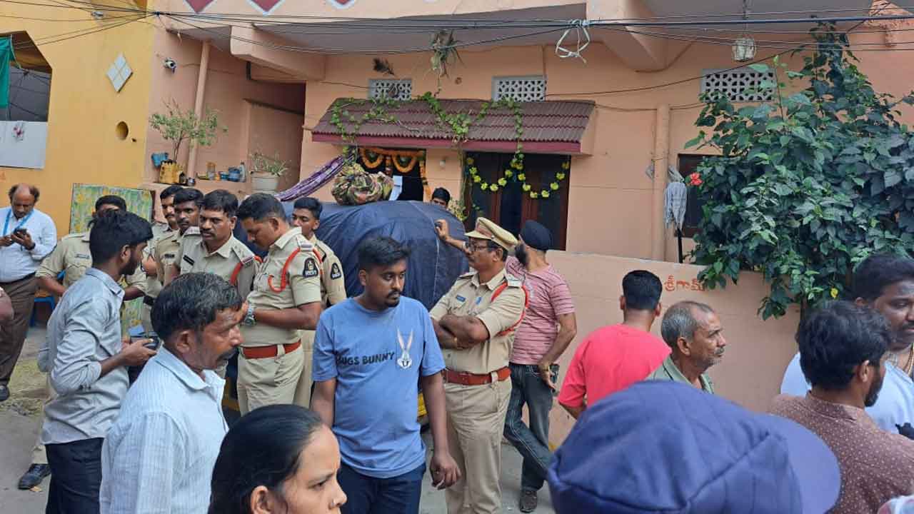 Hyderabad | బిడ్డ పెండ్లి కోసం ఫైనాన్స్‌లో రుణం.. దళారీ మోసంతో కుటుంబం ఆత్మహత్యాయత్నం