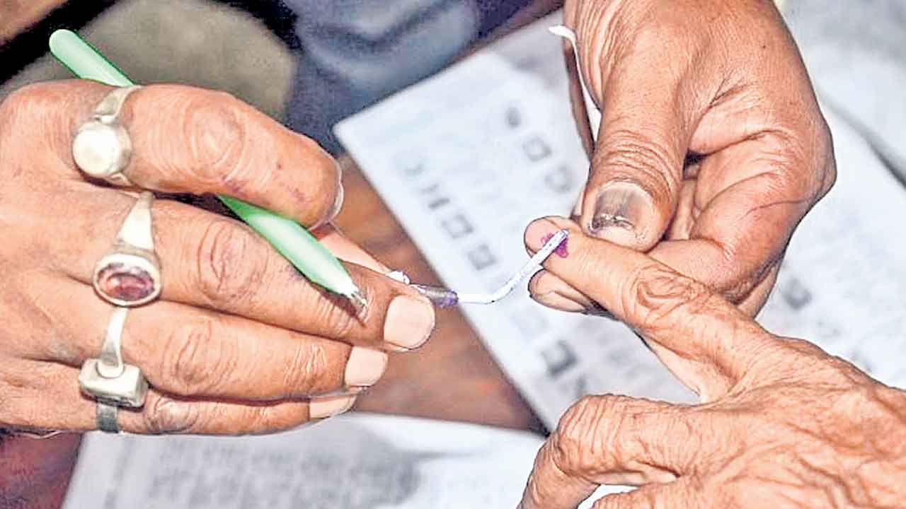 Congress Govt | కులగణనపై గందరగోళం, కొలిక్కిరాని రిజర్వేషన్లు.. స్థానికంపై తర్జన భర్జన