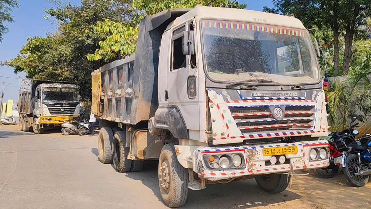 పరికిచెరువులో మట్టి నింపుతున్న టిప్పర్లు స్వాధీనం..