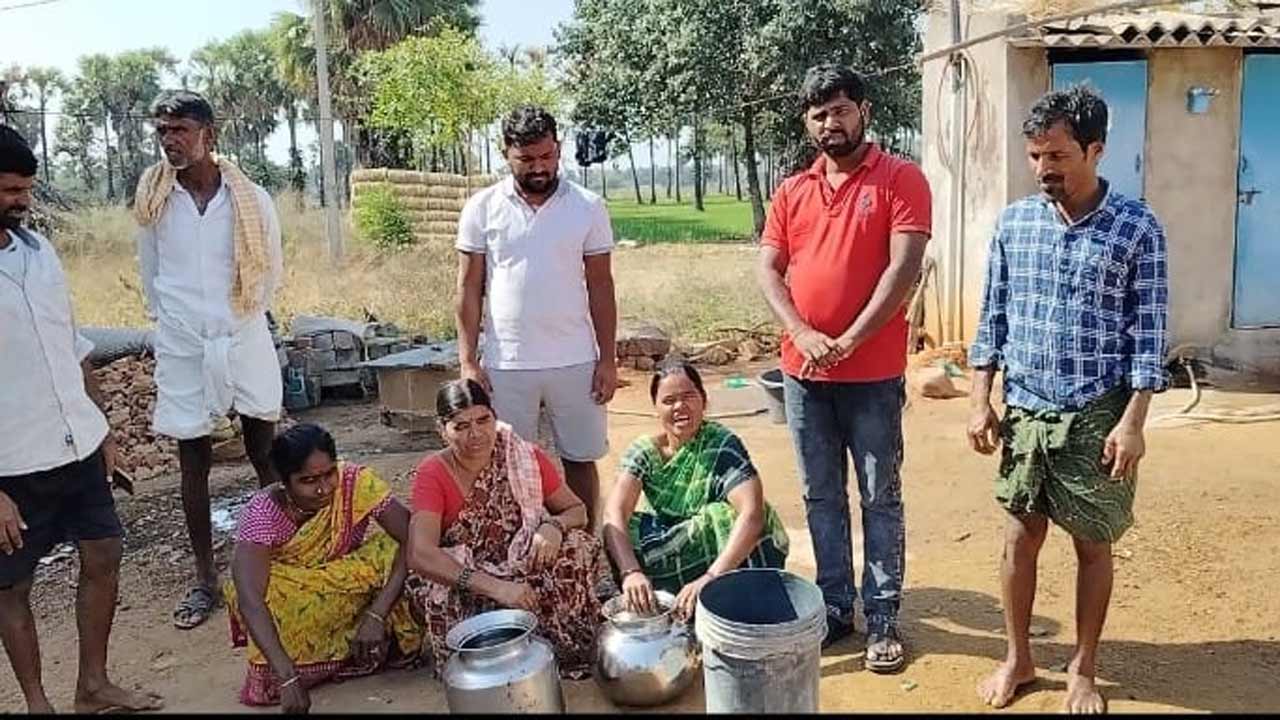 Water | ఎమ్మెల్యే గారూ.. నీటి ఎద్దడి తీర్చండి.. ఖాళీ బిందెలతో మహిళల నిరసన
