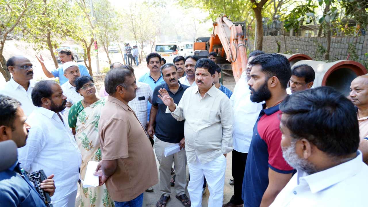 పెండింగ్ పనులను పూర్తి చేయండి : ఎమ్మెల్యే మాధవరం కృష్ణారావు