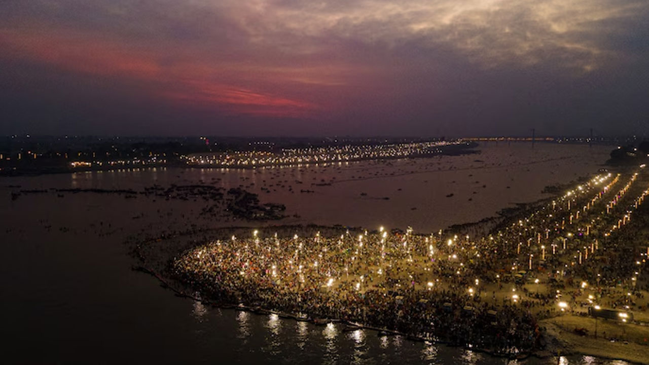 Maha Kumbh Mela | మహాశివరాత్రి.. కుంభమేళాకు పోటెత్తిన భక్తులు