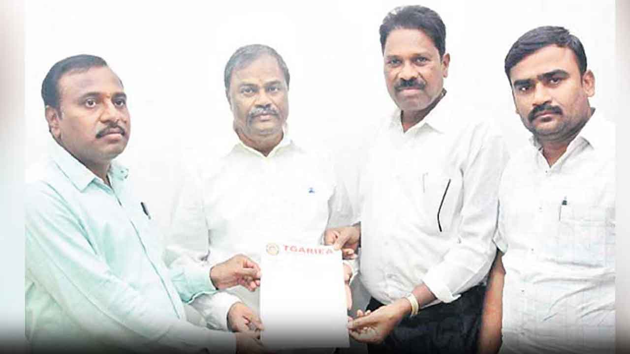 కొమురయ్యకు రెండు సంఘాల మద్దతు