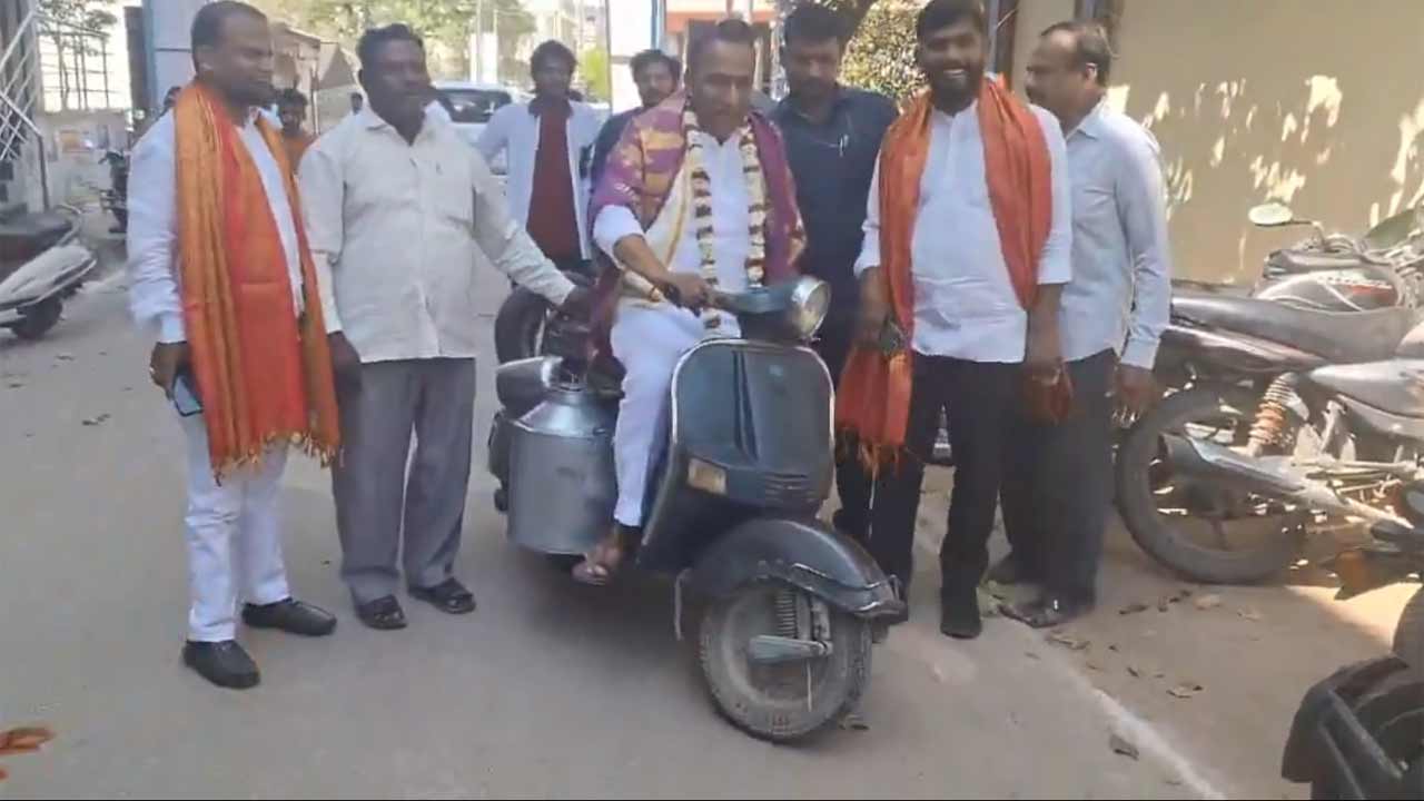 Chamakura Mallareddy | స్కూటర్‌పై మళ్లీ పాలు అమ్ముతూ కనిపించిన మాజీ మంత్రి మల్లారెడ్డి