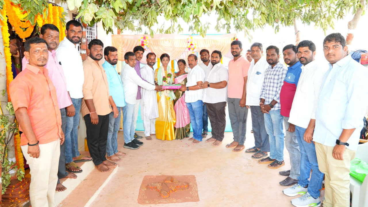 Kadtal | పేదింటి ఆడపడుచుల వివాహానికి పెండ్లి కానుక అందజేత