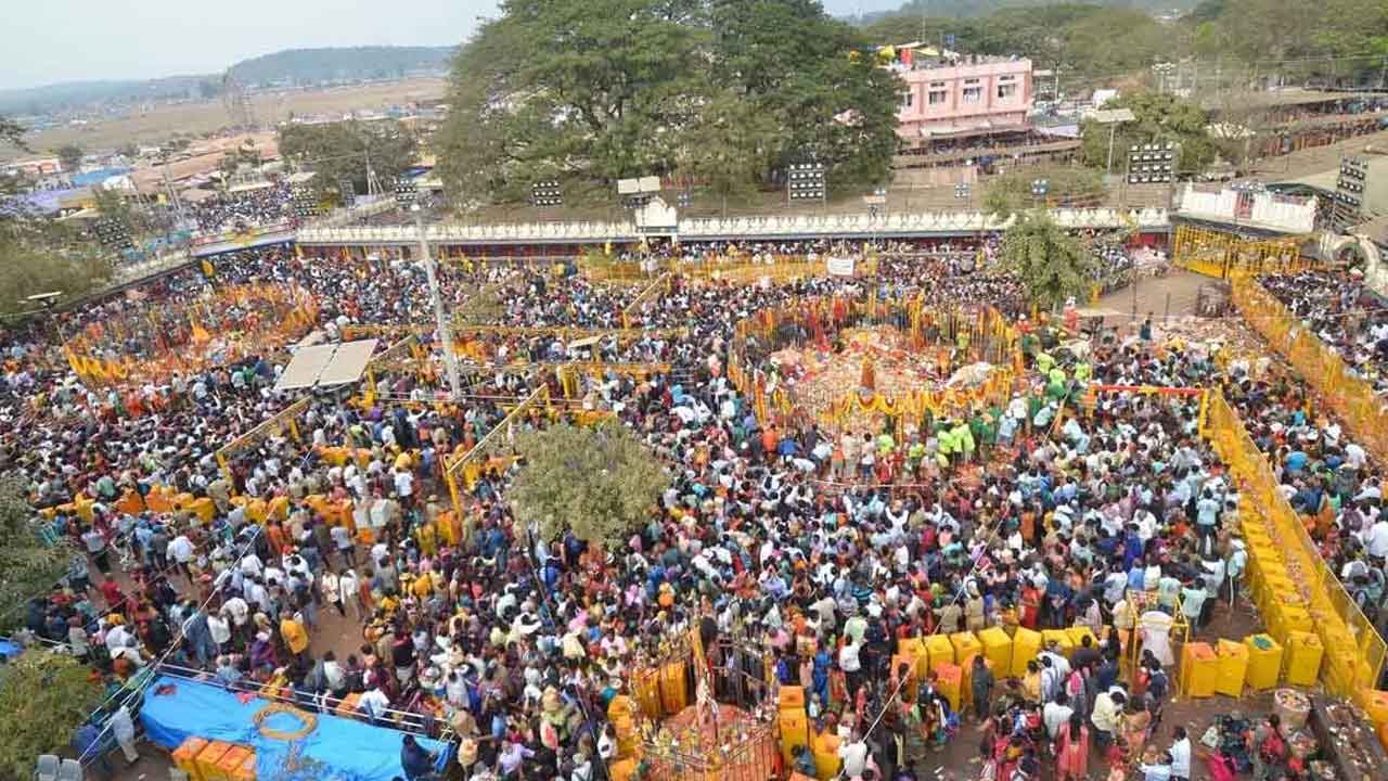 జాతర పరిసరాల్లో కానరాని మరుగుదొడ్లు