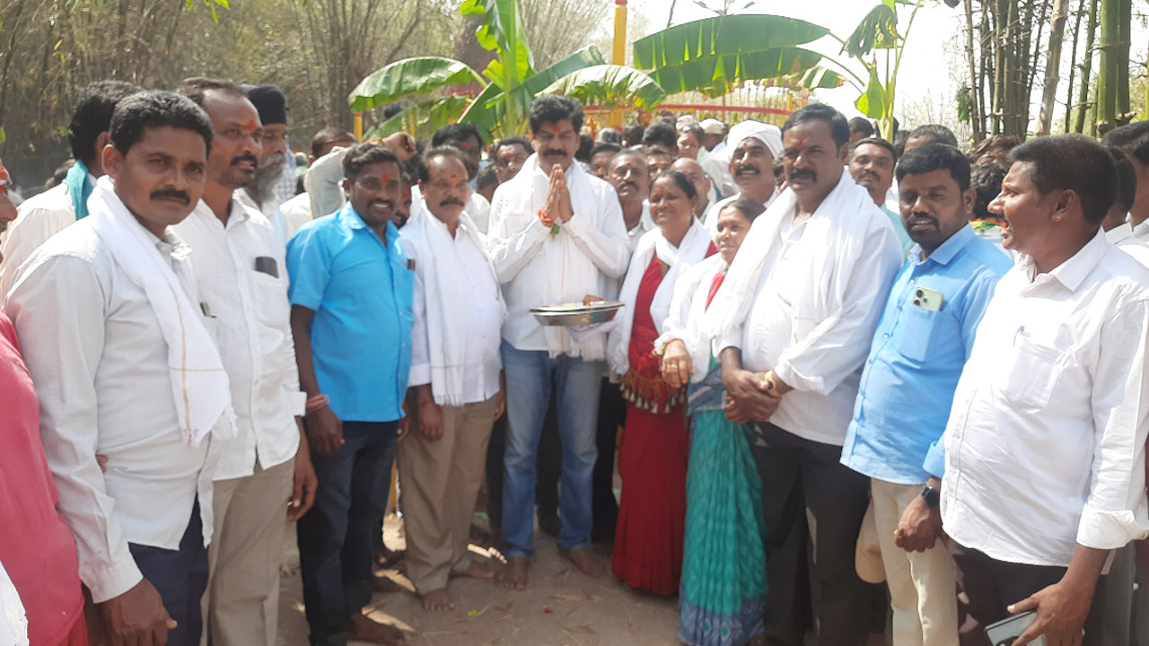 Sammakka Saralamma | అమ్మవార్ల గద్దెలకు ప్రణమిల్లిన భక్తజనం.. మొక్కులు చెల్లించుకున్న మాజీ ఎమ్మెల్యే శంకర్ నాయక్