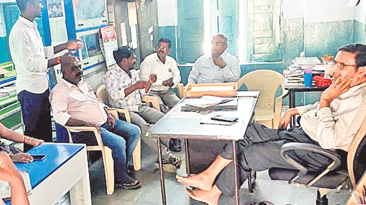 Mid Day Meals | సీఎం ఇలాకాలో ఆకలి కేకలు.. విద్యార్థులను పస్తులు ఉంచుతున్న ఉపాధ్యాయులు