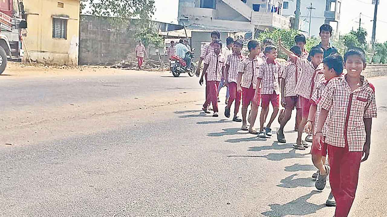 కొందరు విద్యార్థులేమో పస్తులు..