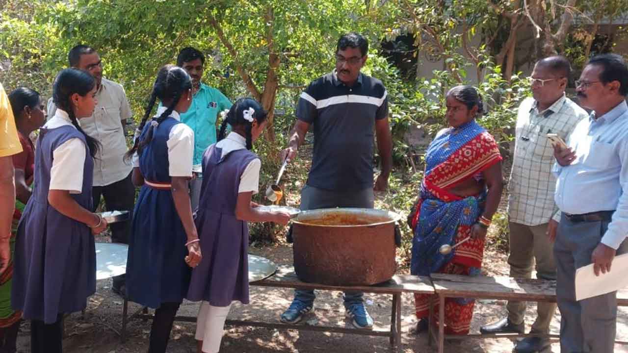 Midday meal | మెనూ ప్రకారం మధ్నాహ్న భోజనం అందించాలి : ఎంపీడీవో విజయభాస్కర్ రెడ్డి