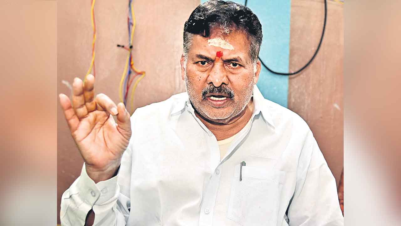 బీసీ రిజర్వేషన్లపై కాంగ్రెస్‌, బీజేపీల దొంగాట