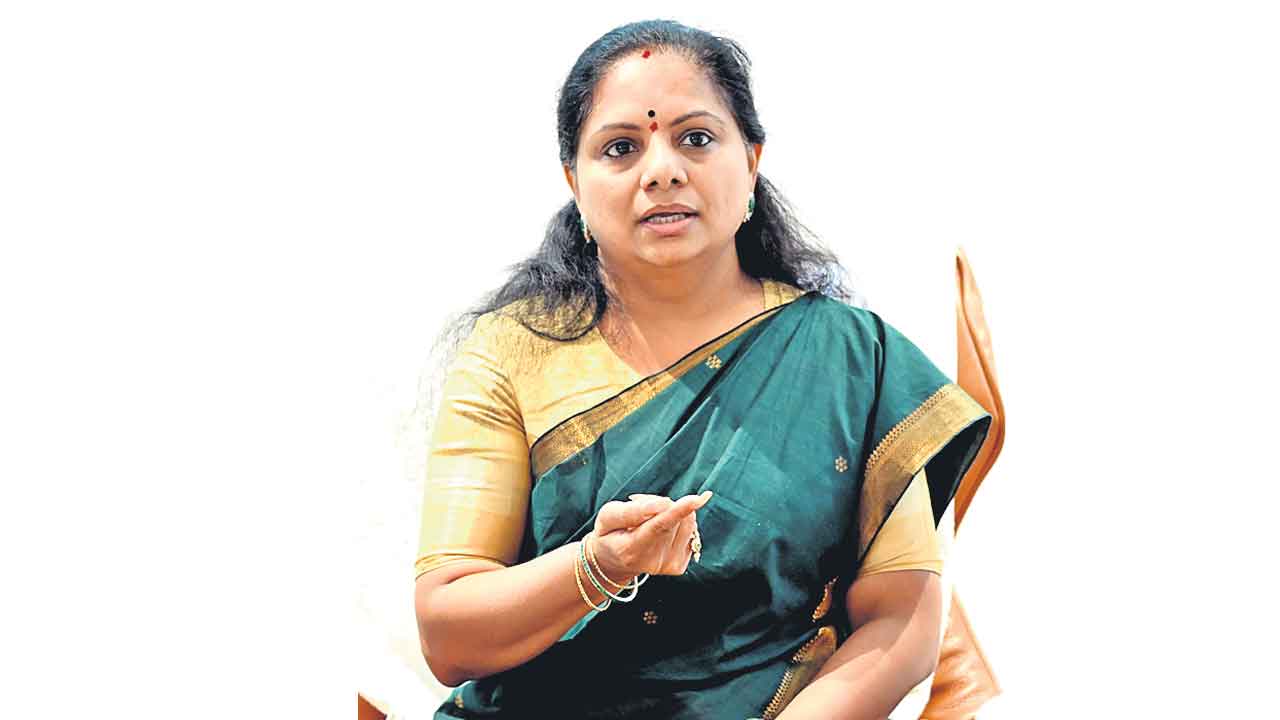 ప్రతి మహిళకు సర్కార్‌ 35 వేలు బాకీ