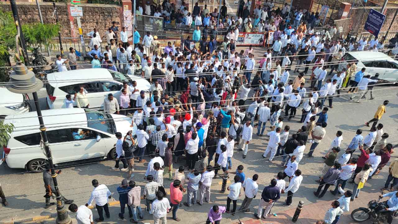 MLC election | కరీంనగర్‌లో కాంగ్రెస్‌ నేతల ఓవరాక్షన్‌.. ఎమ్మెల్సీ ఎన్నికల నామినేషన్‌లో ఉద్రిక్తత