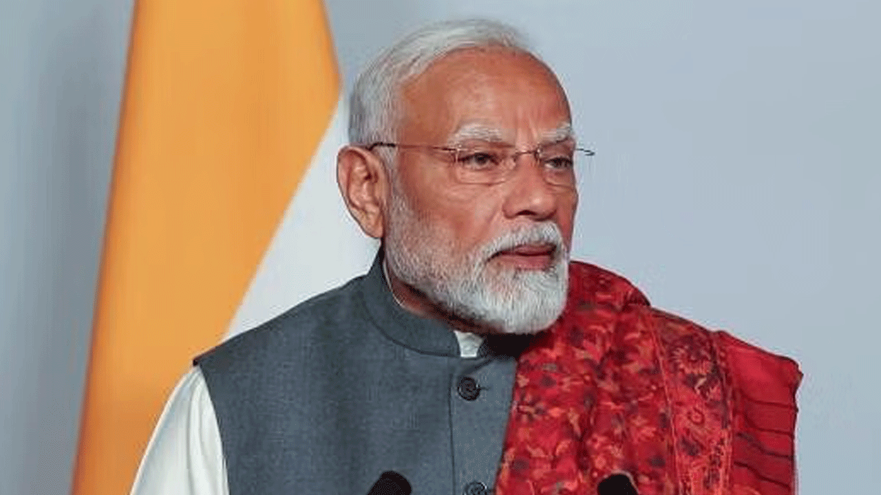 PM Modi: మోదీ ప్ర‌యాణించే విమానాన్ని ఉగ్ర‌వాదులు అటాక్ చేసే ఛాన్స్‌..  బెదిరింపు కాల్ చేసిన వ్య‌క్తి అరెస్టు