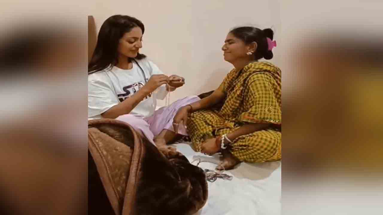 Viral Girl Monalisa | అమ్మకి బంగారు గొలుసు గిప్ట్‌గా ఇచ్చిన కుంభమేళా మోనాలిసా.. వీడియో