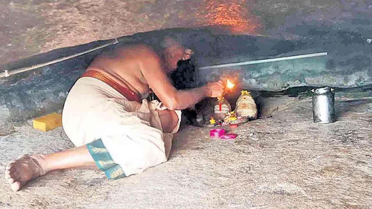 Lord Shiva | ఈ ఆలయంలో పరమేశ్వరుడి దర్శనం కావాలంటే పాక్కుంటూ వెళ్లాల్సిందే!