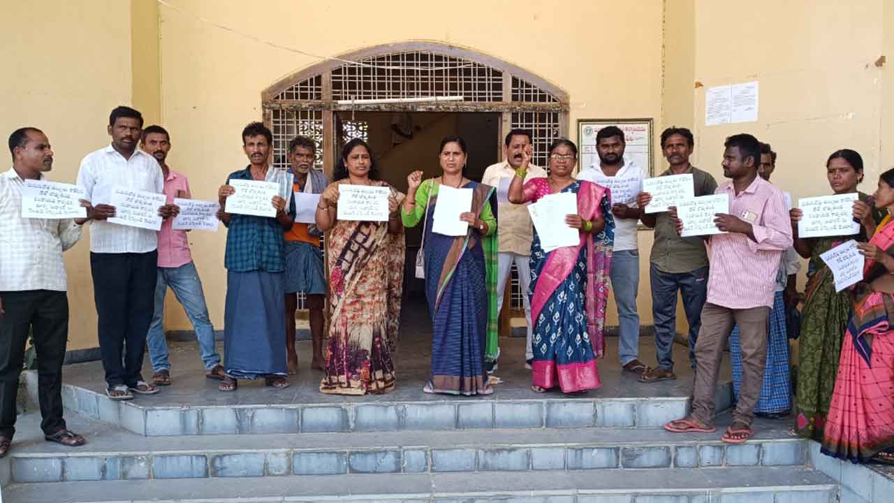 Narsimhulapeta | బిల్లులు కాజేసిన గ్రామ కార్యదర్శిపై చర్య తీసుకోవాలని ధర్నా