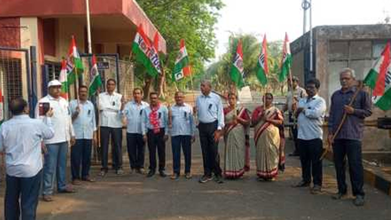 Sponge NMDC | వేతన సవరణ చేపట్టాలని స్పాంజ్, ఎన్ఎండీసీ కార్మికుల నిరసన