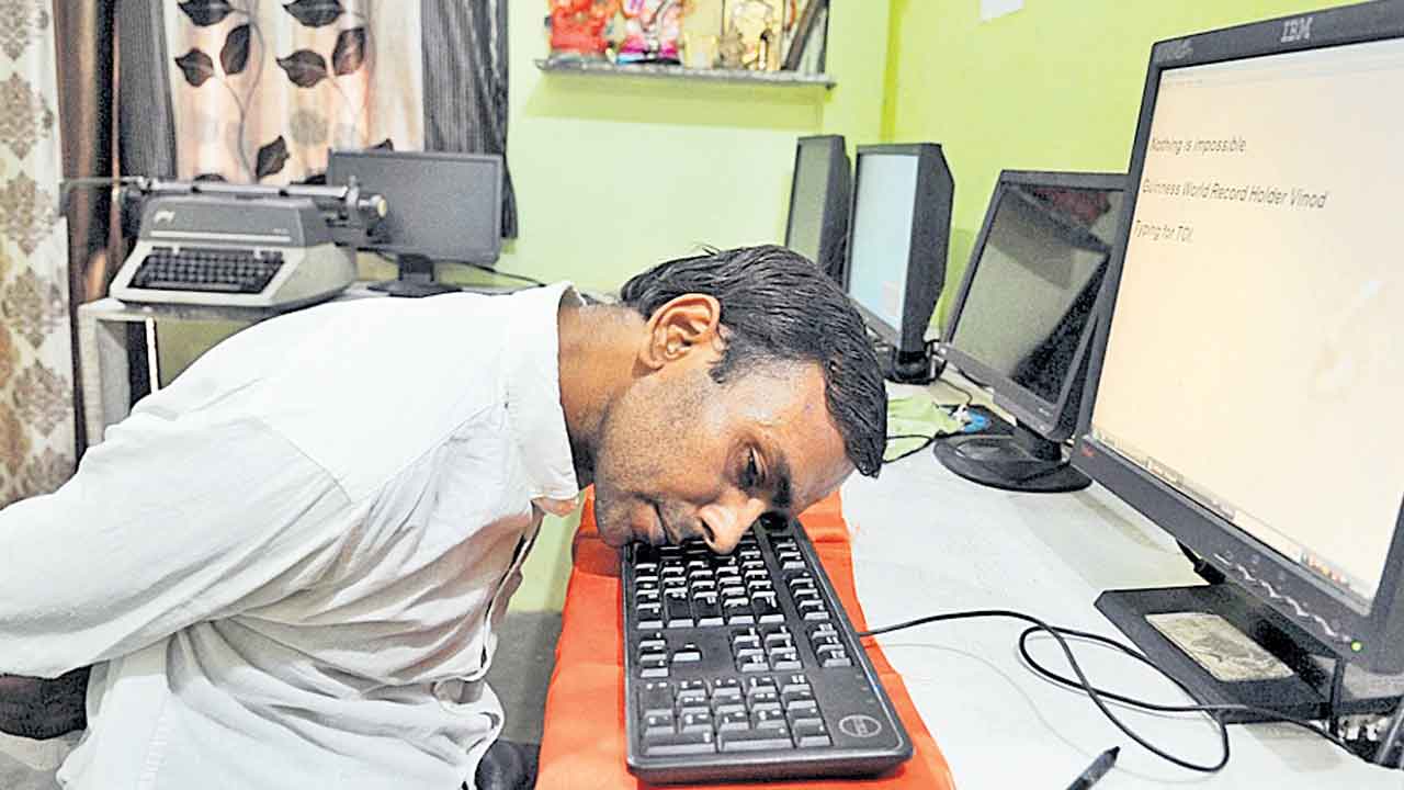 ముక్కుతో టైపింగ్‌.. 21వసారి గిన్నిస్‌ రికార్డు