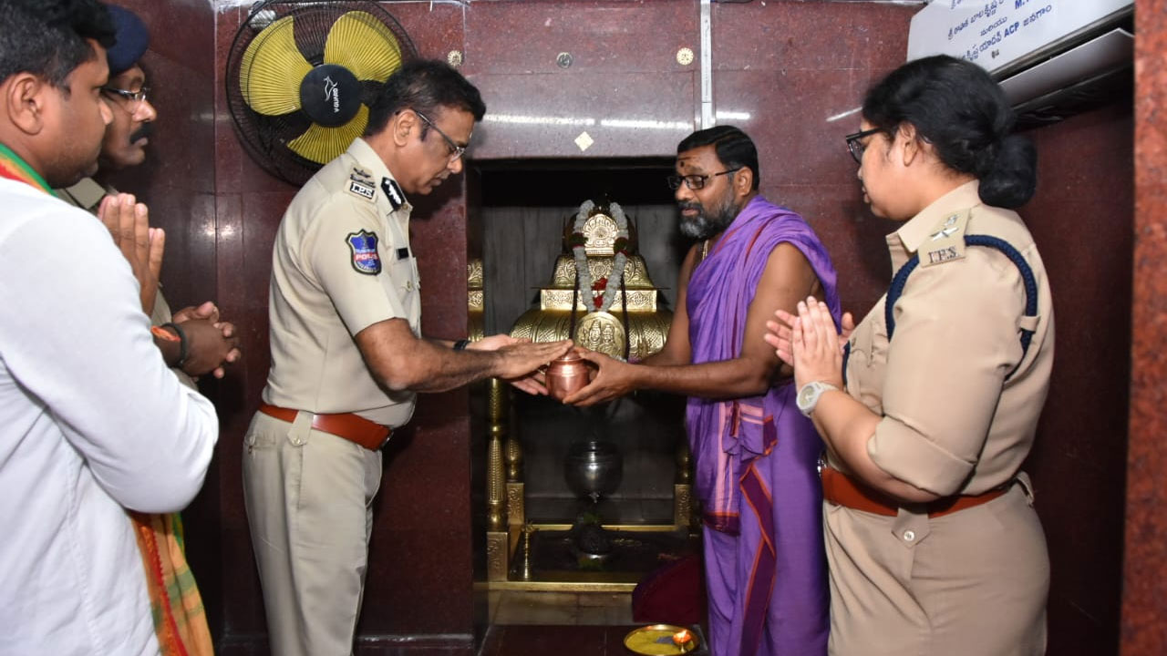 Ramagundam CP | ఓదెల శ్రీ మల్లికార్జున స్వామిని దర్శించుకున్న రామగుండం పోలీస్ కమిషనర్ శ్రీనివాస్