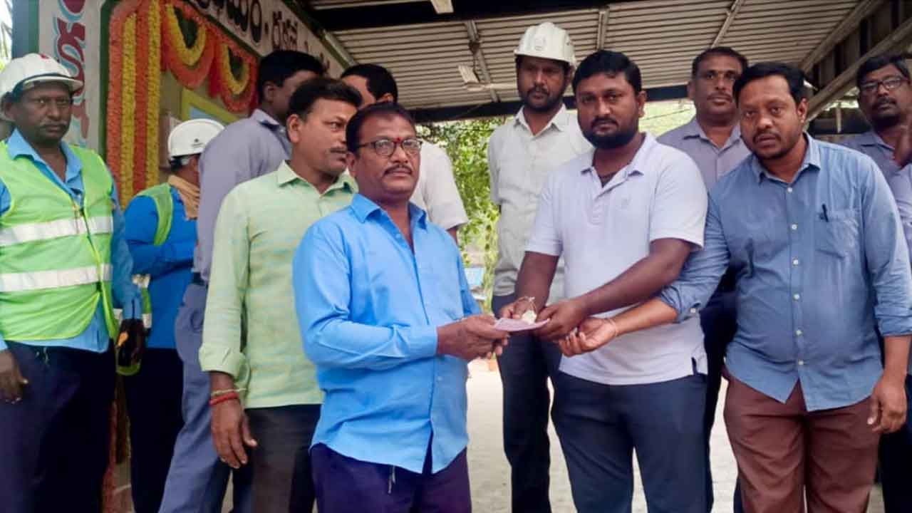 OCP-2 | ఉదారత చాటిన ఓసీపీ -2కార్మికులు.. కాన్సర్‌తో బాధ పడుతున్న బాలునికి ఆర్థిక సాయం అందజేత