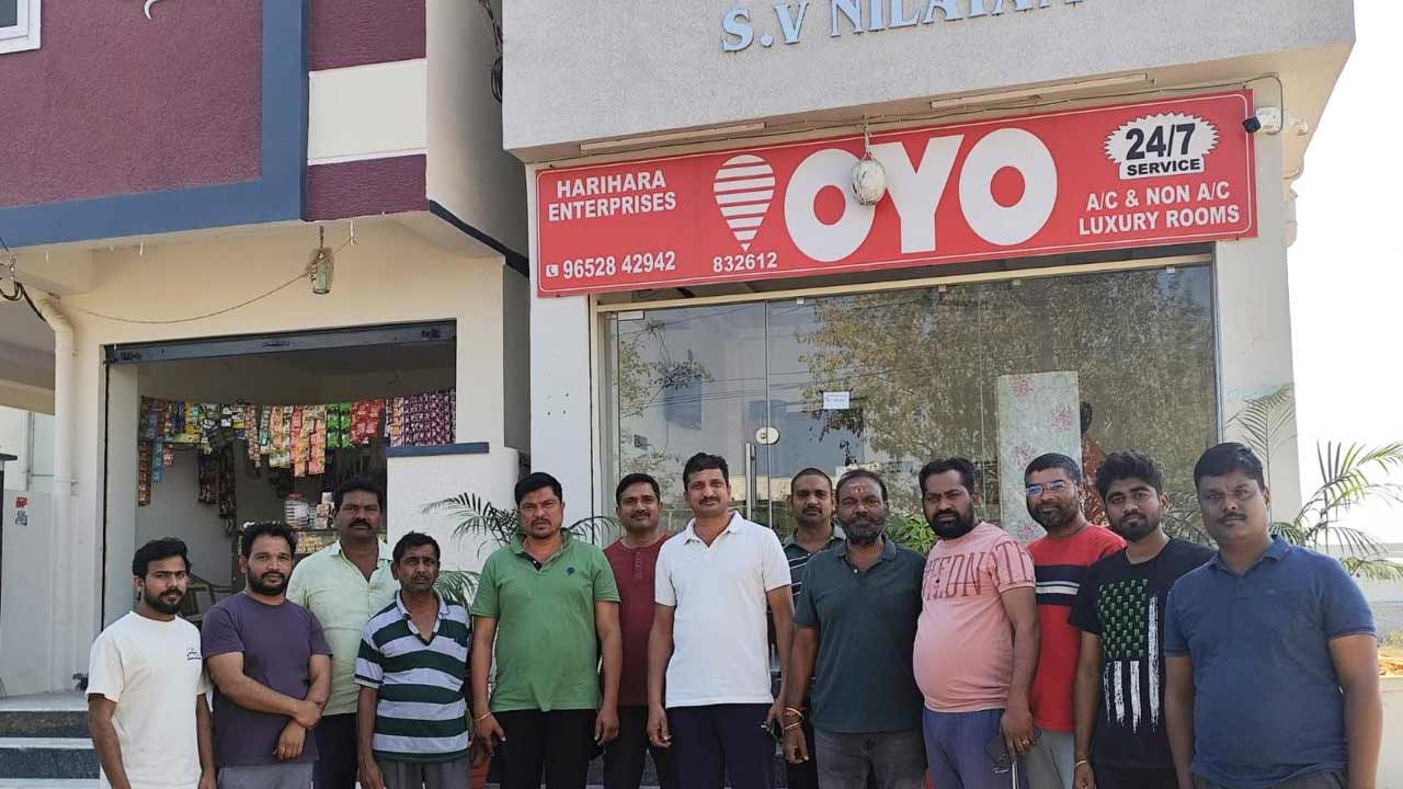 Oyo | ఓయో రూమ్‌ ఎదుట షిరిడి సాయి కాలనీవాసుల ధర్నా