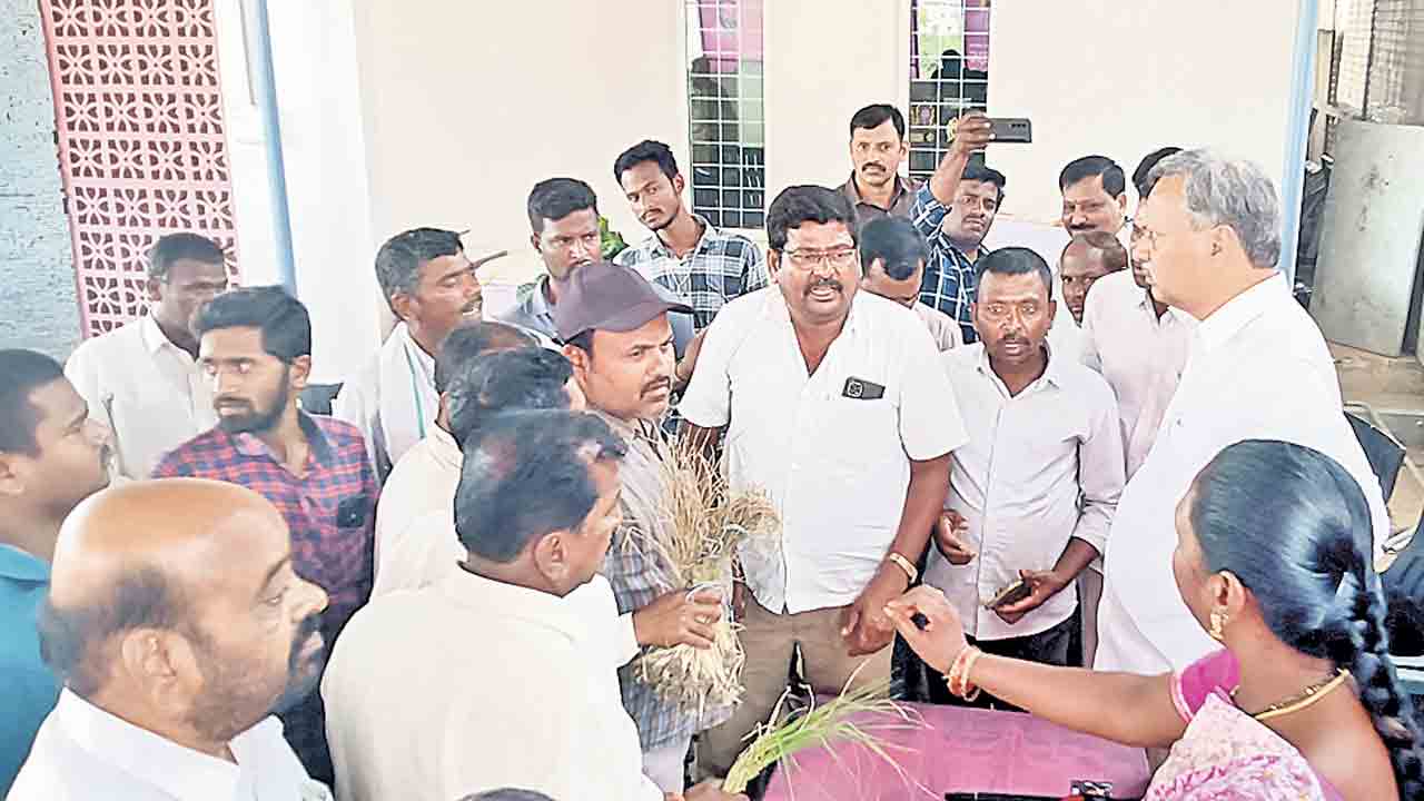 పంటలు ఎండుతున్నా నీరు విడుదల చేస్తలేరు